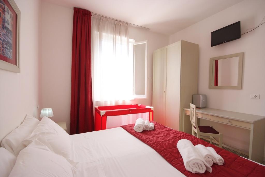 Albergo Dei 10 Colori 프로키오 외부 사진
